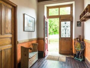 Frayssinet-le-GélatにあるHoliday home with tennis court in Montcl raの木製のドアのサイドシックスシックスが付いたオープンドア付きの客室です。