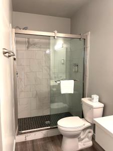 Kylpyhuone majoituspaikassa Tides Inn & Suites