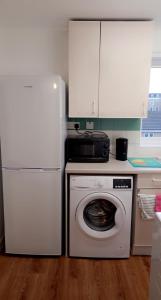 A kitchen or kitchenette at Cosy Apartment, Peckham Rye