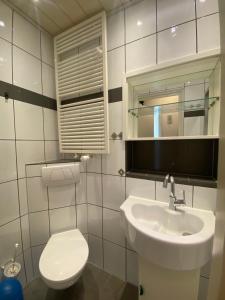 Et badeværelse på Appartement Walvis nr. 22 + 15 billeder