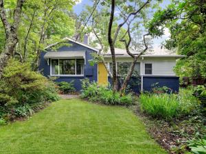 ein blaues und gelbes Haus mit einem Hof in der Unterkunft Finchley in Blackheath