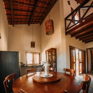 una sala da pranzo con tavolo e sedie in legno di CASA SOLEIL icaraizinho a Icaraí