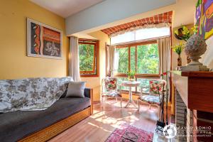 uma sala de estar com um sofá e uma mesa em Apartamento Aluguel Temporada Gramado em Gramado