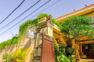 un edificio con un cancello di fronte di Adi Homestay a Canggu