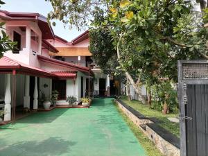 una casa con una entrada verde delante de ella en Ceylonima Home Stay, en Anuradhapura