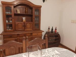 duża drewniana szafka w pokoju ze stołem w obiekcie Casa frente al parque San Martín zona residencial w mieście Mendoza
