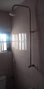 Bagno di The Edgewood Manor, Entire Service apartment with 24 hours power