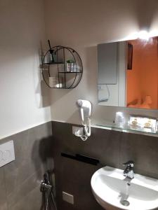 a bathroom with a sink and a mirror at Casa Carducci 33 in Pisa