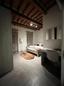 um quarto com uma cama, uma mesa e uma secretária em Casa Carducci 33 em Pisa