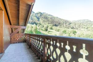 balcón con vistas a las montañas en Gentiane Furnished flat, en Les Houches