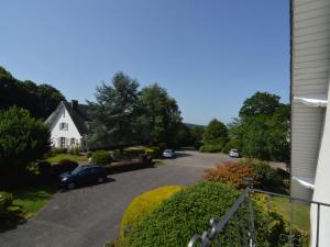 - une vue sur une allée avec une maison blanche dans l'établissement Elegant villa in Stavelot with fitness playroom, à Stavelot