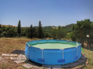 uma banheira azul sentada no meio de um campo em Belvilla by OYO Olmi em Mensano