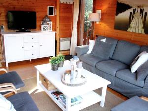 un soggiorno con divano e tavolo di Comfortable holiday home near the lake a Beaulieu