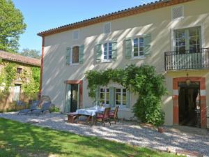 アルティガにあるPicturesque Villa in Artigat with Private Terraceのテーブルと椅子が前にある家