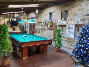 PucciarelliにあるComfy Farmhouse in Castiglione del Lago with Poolのビリヤード台とクリスマスツリーが備わる部屋