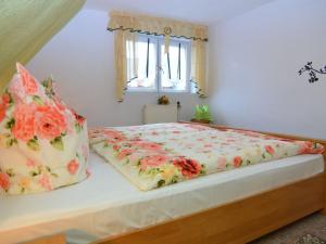 Ein Bett oder Betten in einem Zimmer der Unterkunft Holiday home in Saxon Switzerland quiet location big garden grilling area