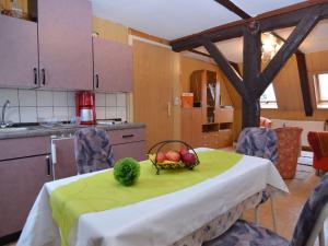 eine Küche mit einem Tisch und einem Obstkorb darauf in der Unterkunft Large holiday home two living areas quiet location big garden grilling area in Lichtenhain