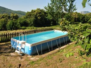 サン・マルチェッロ・ピストイエーゼにあるBright Holiday Home with private poolの柵の隣の畑のスイミングプール