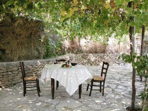 uma mesa com uma toalha de mesa branca e duas cadeiras em Luxurious Villa in Malades Crete em Áyios Síllas