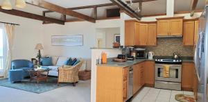 A kitchen or kitchenette at Oceanfront Penthouse with Family & Friends