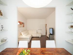 un soggiorno bianco con tavolo e sedie di Spavious Apartment in Rome with city view a Roma