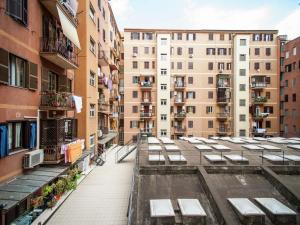 ローマにあるSpavious Apartment in Rome with city viewの建物のある街の空き道