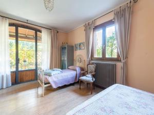 een slaapkamer met 2 bedden en een raam bij Stunning holiday home in Arezzo with private garden in Arezzo