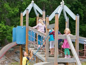 um grupo de crianças a brincar num parque infantil em Gaffelbyn - Sundsvalls Vandrarhem em Sundsvall