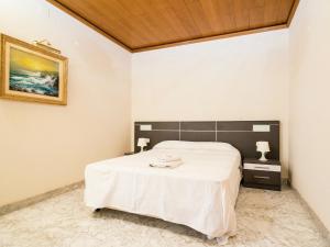 1 dormitorio con 1 cama con manta blanca en Belvilla by OYO Amfora Miro, en Sant Pere Pescador