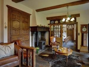 ein Wohnzimmer mit einem Sofa und einem Kamin in der Unterkunft Stunning Villa in Spa with Terrace in Spa