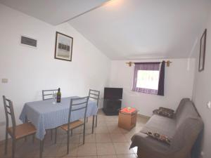 un soggiorno con tavolo e divano di Apartment in holiday home with pool spacious garden with grill airco and wifi a Banjole