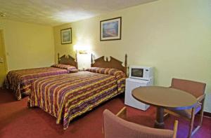 Postel nebo postele na pokoji v ubytování Rumford Motor Inn