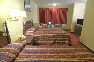 Postel nebo postele na pokoji v ubytování Rumford Motor Inn