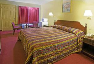 Postel nebo postele na pokoji v ubytování Rumford Motor Inn
