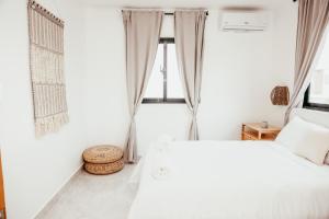 เตียงในห้องที่ Boho Twin Villa 35