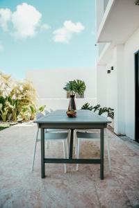 una mesa y dos sillas con un jarrón. en Boho Twin Villa 35 en Punta Cana