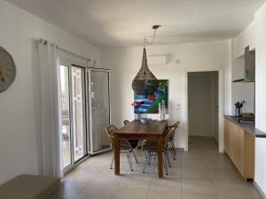 Η κουζίνα ή μικρή κουζίνα στο Holiday Home in Kamaria with Pool
