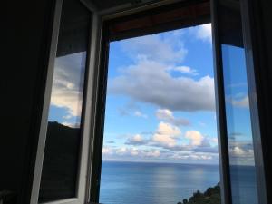ヴェンティミリアにあるBelvilla by OYO Ireneの海の景色を望む窓