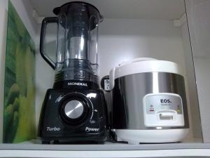 モジ・ダス・クルーゼスにあるApartamento completo A42 Flat Centroの棚上のブレンダー