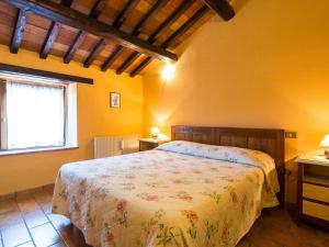 sypialnia z łóżkiem w pokoju z żółtymi ścianami w obiekcie Farmhouse in Umbria with Pool & Views w mieście Biscina