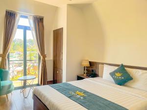Voodi või voodid majutusasutuse Crown Dalat Hotel toas