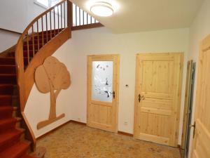 ein Zimmer mit einer Treppe und einer Tür mit einem Baum an der Wand in der Unterkunft Holiday Home in Filz near River in Filz