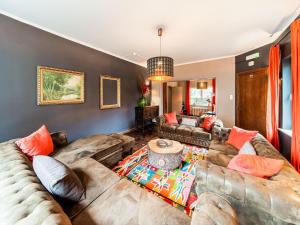 uma sala de estar com um sofá e uma mesa em Beautiful group house with large garden em Gouvy