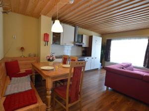 kuchnia i jadalnia ze stołem i kanapą w obiekcie Apartment in St Michael near Ski Slopes w mieście Sankt Michael im Lungau