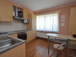 mała kuchnia ze zlewem i stołem w obiekcie Apartment in St Michael near Ski Slopes w mieście Sankt Michael im Lungau +21 zdjęć