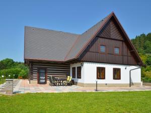 dom z dachem gambrel i patio w obiekcie Cottage near Ski area in Stupna Czech Republic w mieście Vidochov