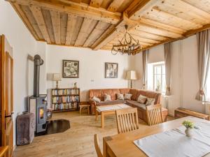 ein Wohnzimmer mit einem Sofa und einem Holzofen in der Unterkunft Holiday home in Obervellach near ski area in Obervellach