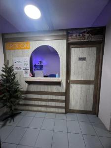 un magasin avec une porte dans une pièce dans l'établissement Hotel Rasa Sayang 2, à Tanah Rata