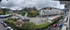 a busy city street with cars on a road at Hotel Rasa Sayang 2 in Tanah Rata