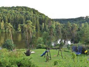 GüntersbergeにあるCozy Holiday Home in G ntersberge with Lake Viewのブランコと湖のある公園